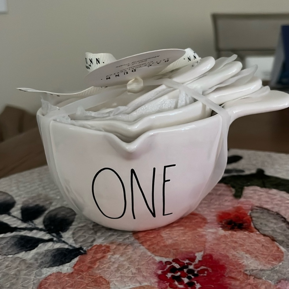 NWT Rae Dunn 4 Piece Farmhouse Measuring cups